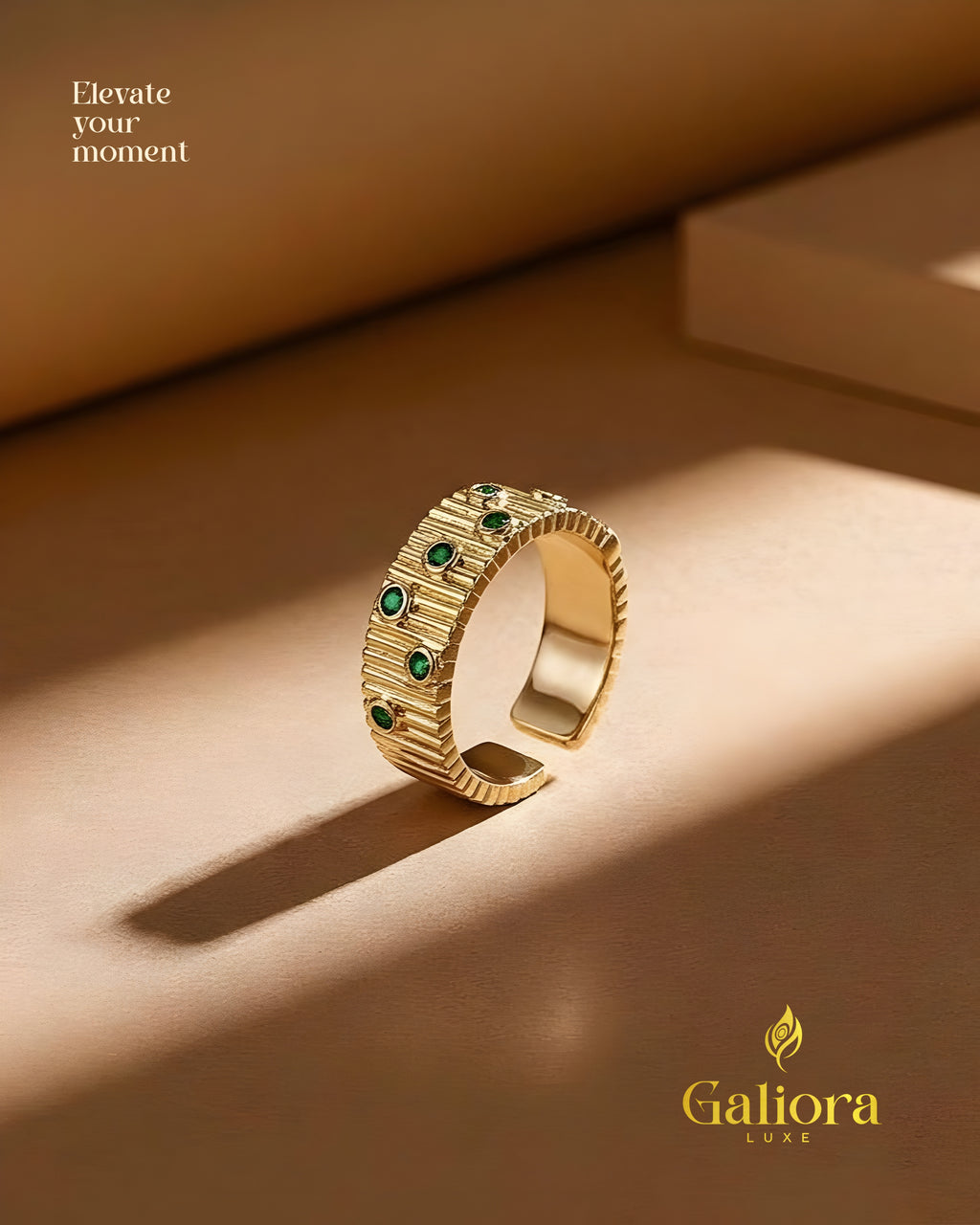 Emerald Curvy Textured Ring