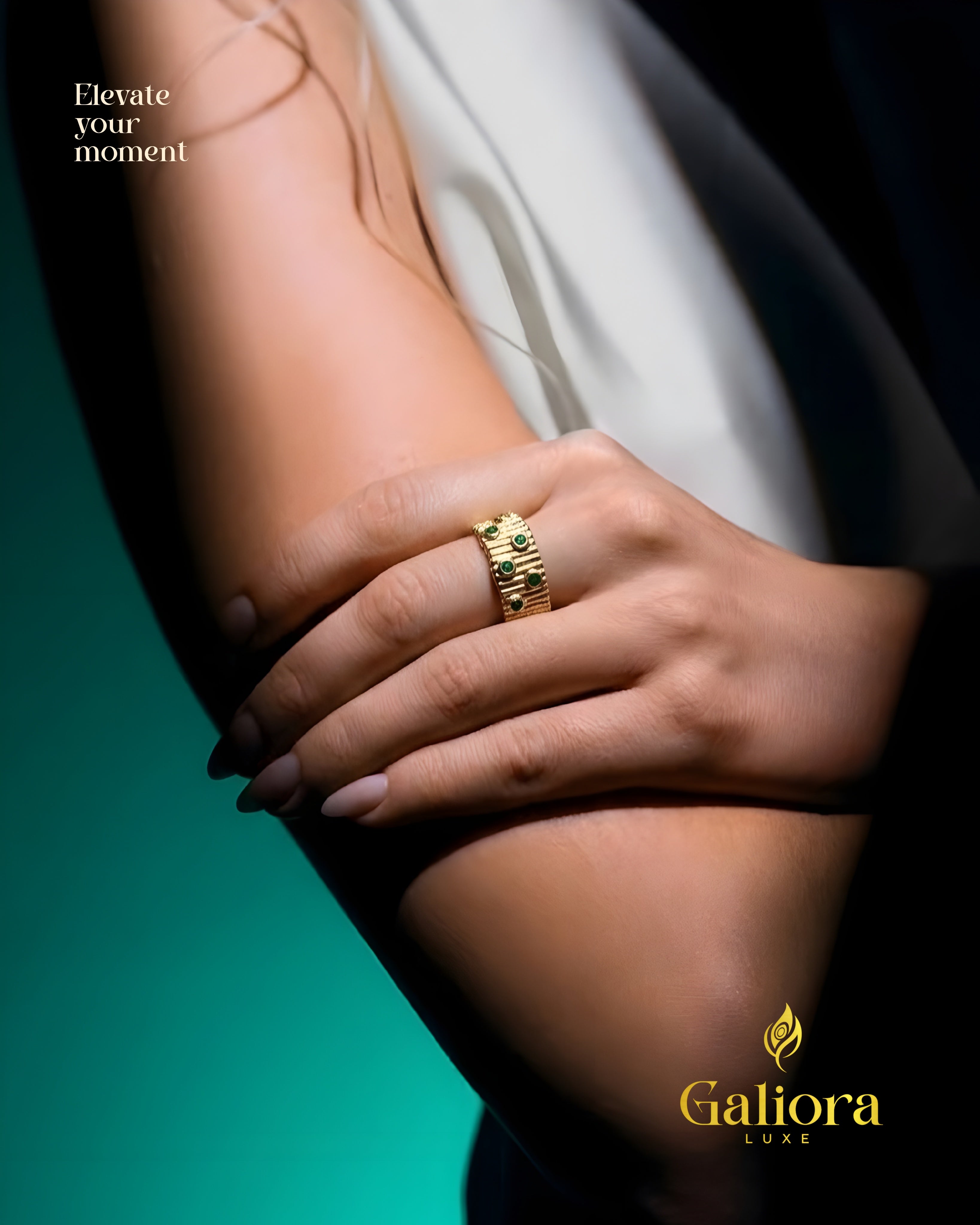 Emerald Curvy Textured Ring